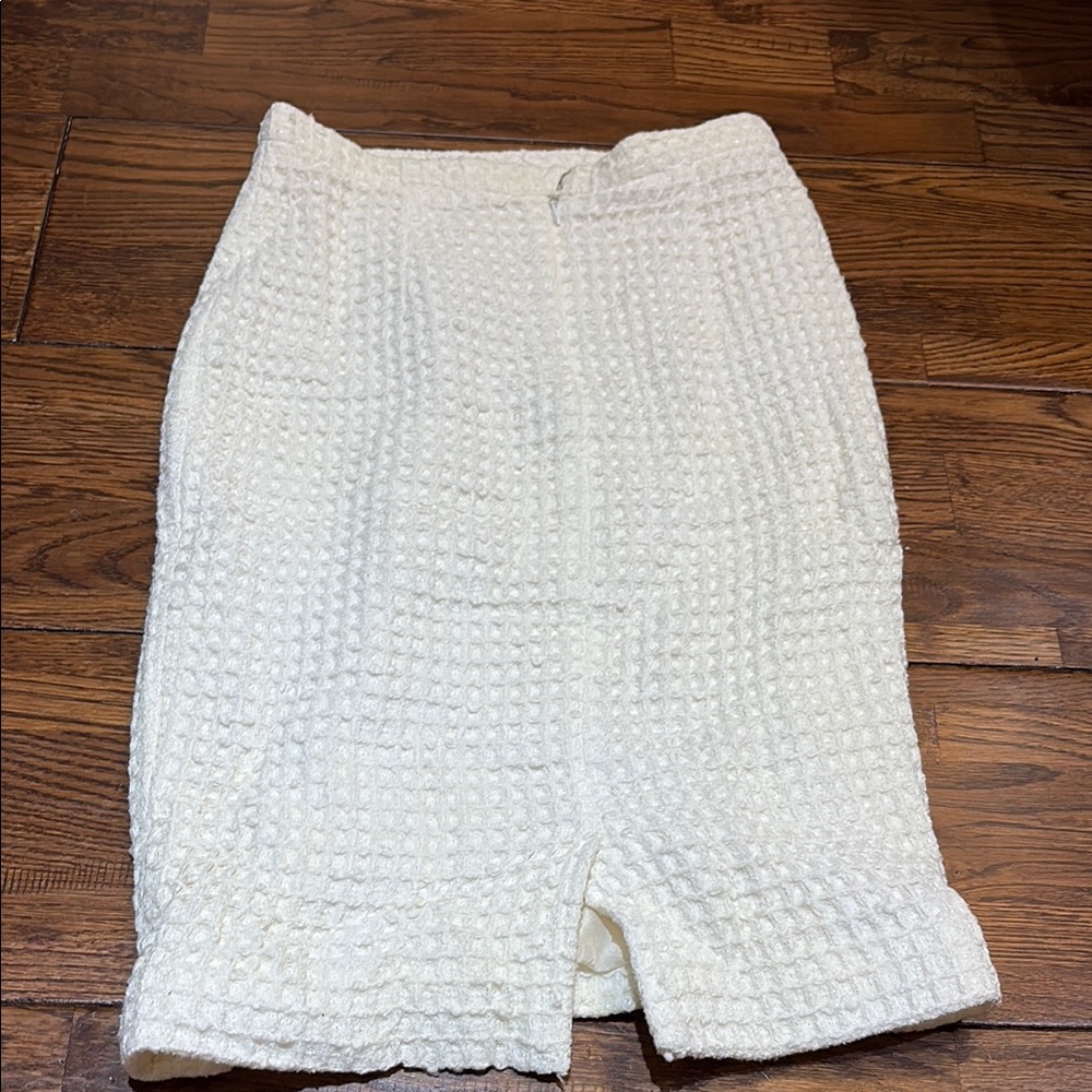 Elegant White Tweed Skirt Set - Picture 3 of 3